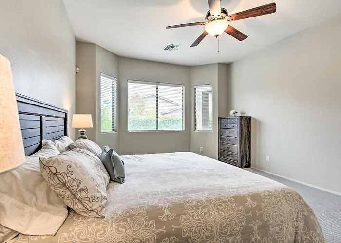 Private Pool & Hot Tub: Family In Phoenix! Holiday home