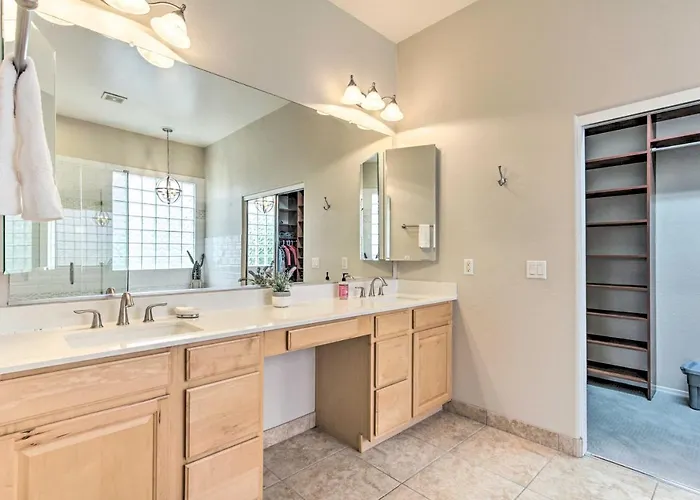 Private Pool & Hot Tub: Family In Phoenix! Holiday home